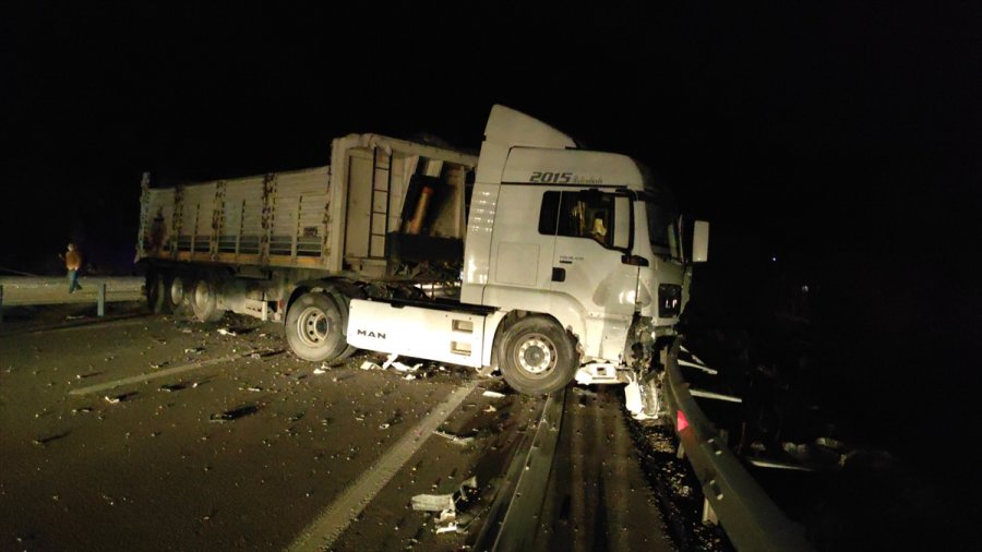 Konya'da Tırın Arkadan Çarptığı Otomobildeki 2 Kişi Yaralandı