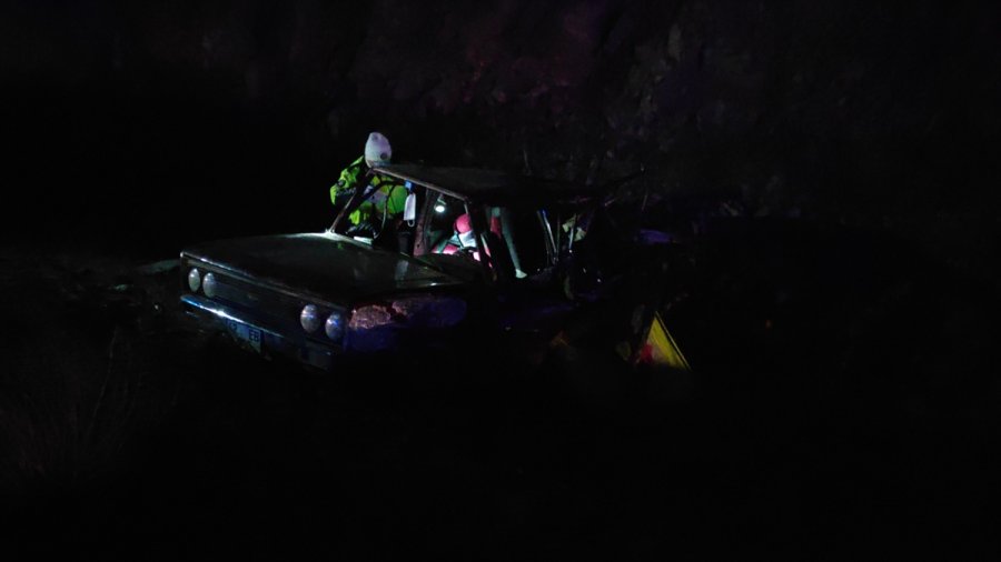 Konya'da Tırın Arkadan Çarptığı Otomobildeki 2 Kişi Yaralandı