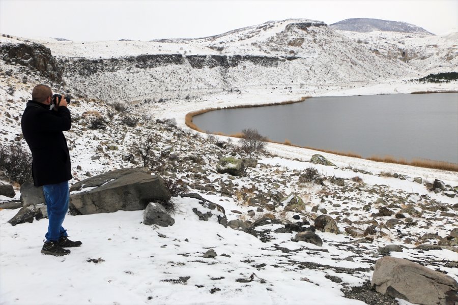 Aksaray'daki Narlıgöl, Karlı Görüntüsüyle Ziyaretçilerine Güzellik Sunuyor