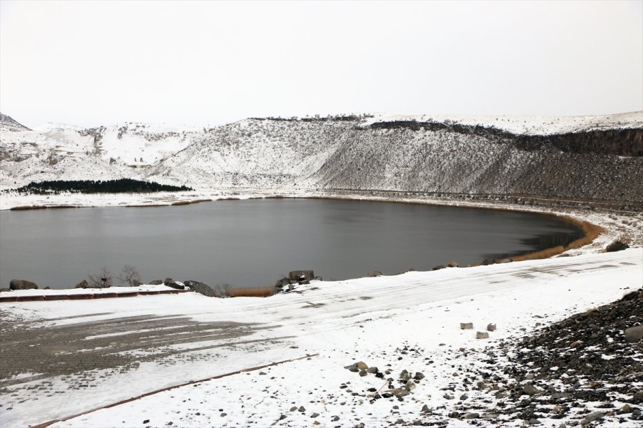 Aksaray'daki Narlıgöl, Karlı Görüntüsüyle Ziyaretçilerine Güzellik Sunuyor