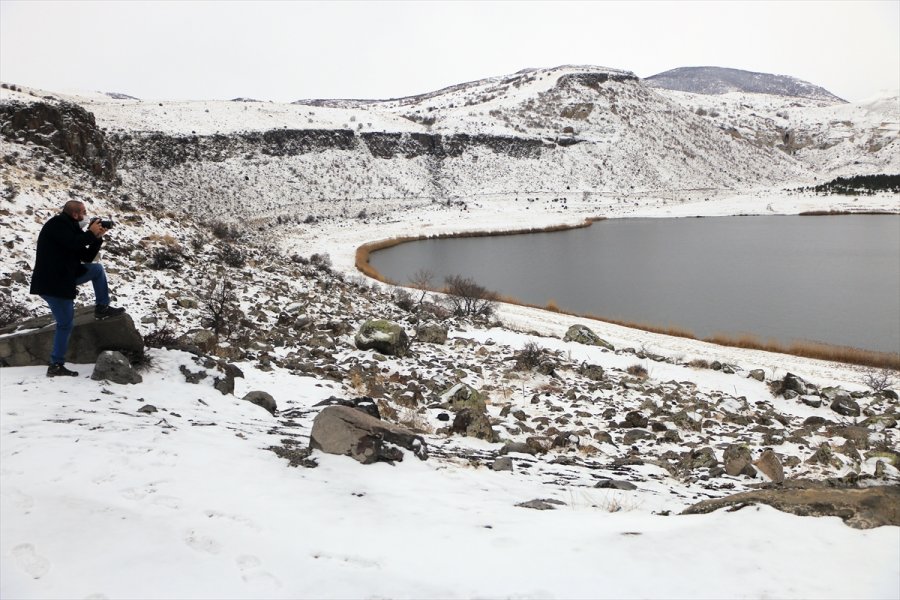 Aksaray'daki Narlıgöl, Karlı Görüntüsüyle Ziyaretçilerine Güzellik Sunuyor