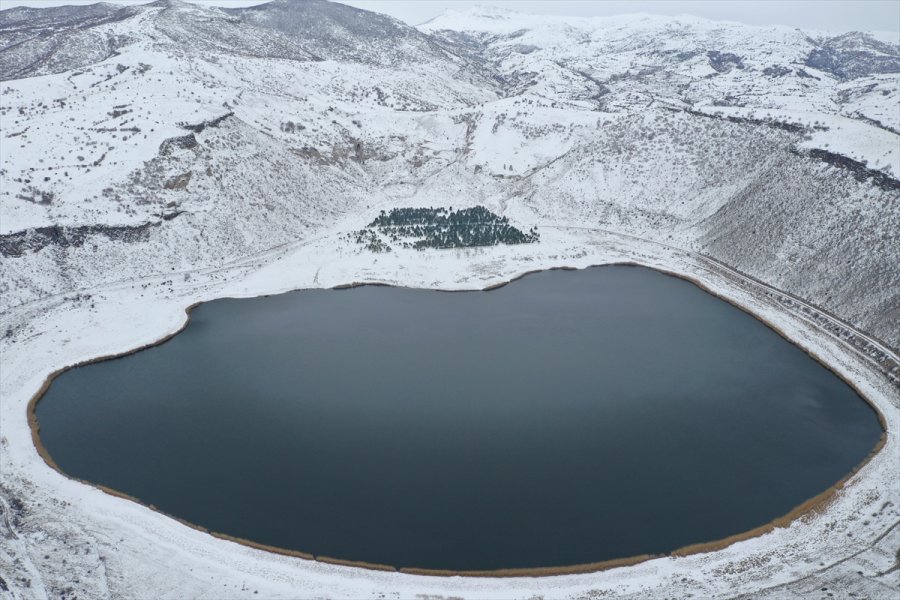 Aksaray'daki Narlıgöl, Karlı Görüntüsüyle Ziyaretçilerine Güzellik Sunuyor