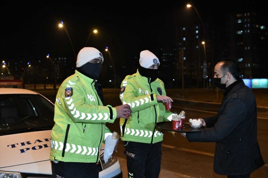 Kayseri Büyükşehir Belediyesi, Kısıtlamada Görevli Ekiplere Çay Ve Sandviç İkram Etti