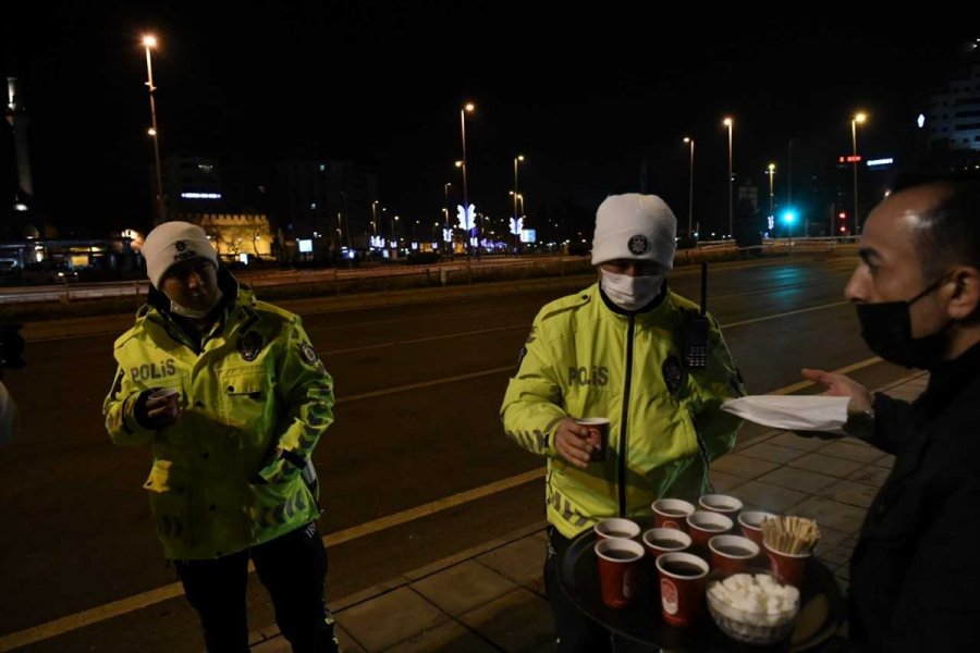 Kayseri Büyükşehir Belediyesi, Kısıtlamada Görevli Ekiplere Çay Ve Sandviç İkram Etti
