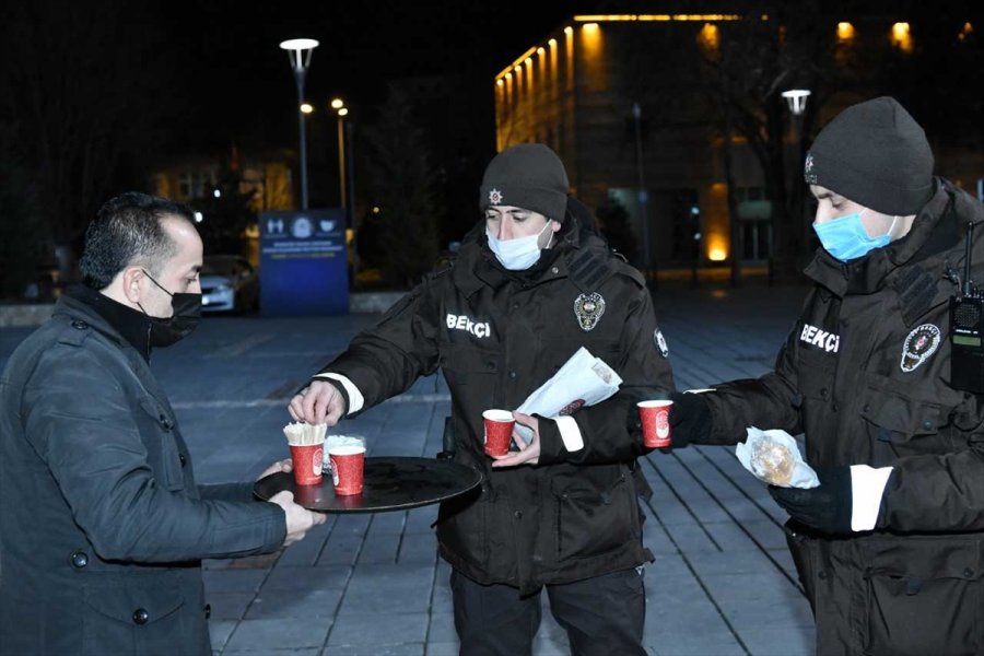 Kayseri Büyükşehir Belediyesi, Kısıtlamada Görevli Ekiplere Çay Ve Sandviç İkram Etti