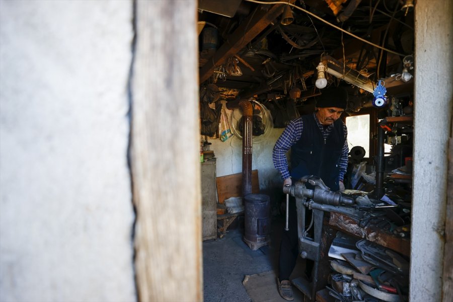 Tarih Kitaplarından Esinlenerek Başladığı Bıçak Yapımının Aranan Ustası Oldu