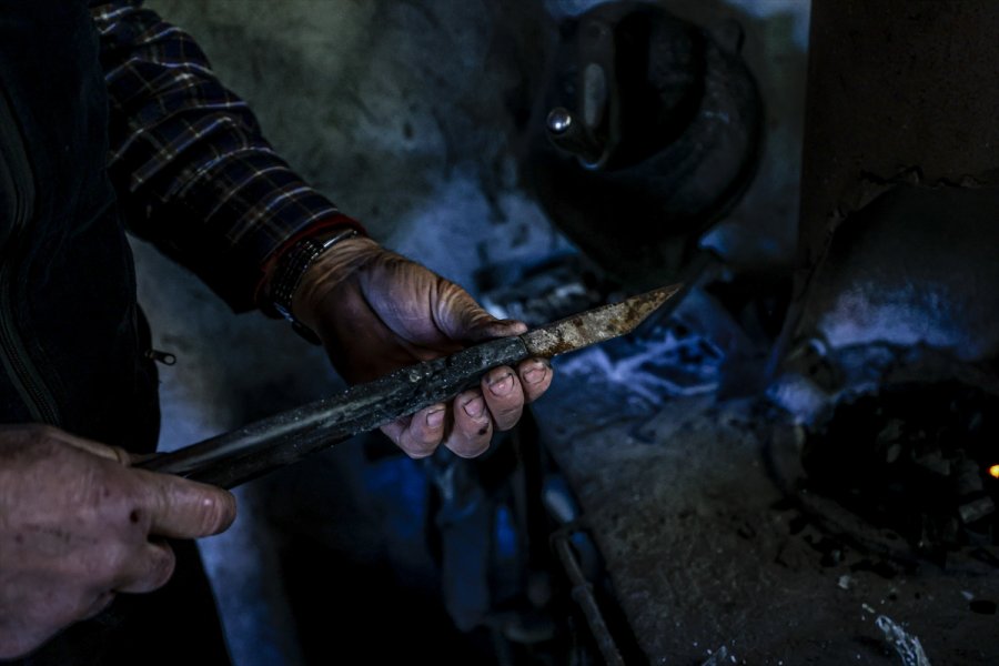 Tarih Kitaplarından Esinlenerek Başladığı Bıçak Yapımının Aranan Ustası Oldu
