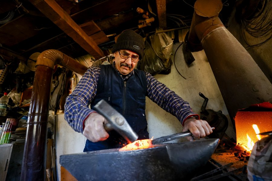 Tarih Kitaplarından Esinlenerek Başladığı Bıçak Yapımının Aranan Ustası Oldu