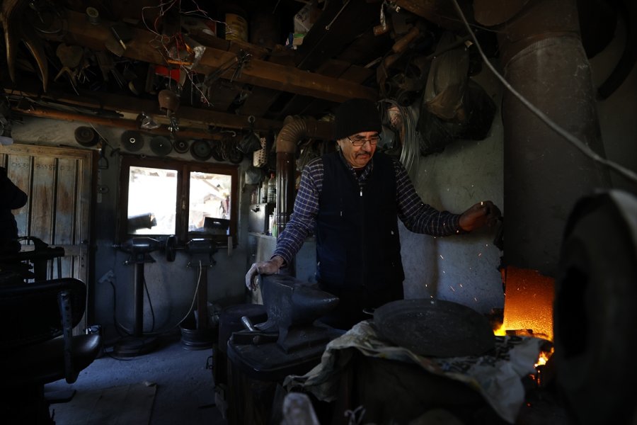 Tarih Kitaplarından Esinlenerek Başladığı Bıçak Yapımının Aranan Ustası Oldu