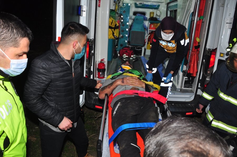 Antalya'da Kanala Düşen Kamyonetin Sürücüsü Yaralandı