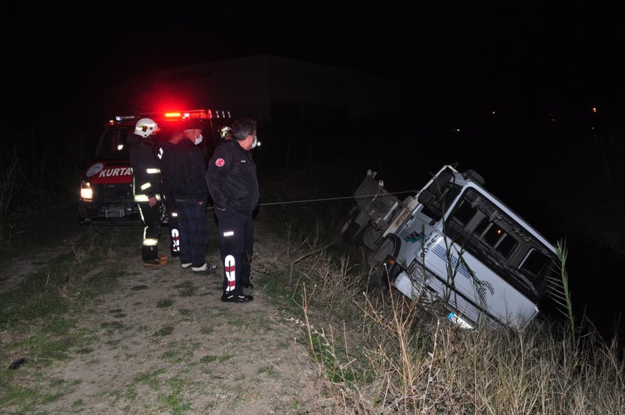 Antalya'da Kanala Düşen Kamyonetin Sürücüsü Yaralandı