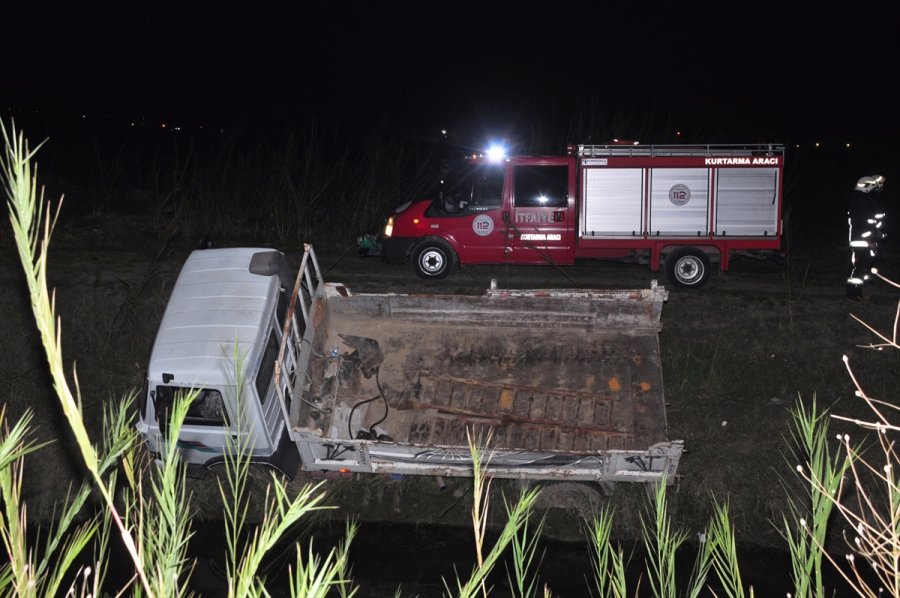 Antalya'da Kanala Düşen Kamyonetin Sürücüsü Yaralandı