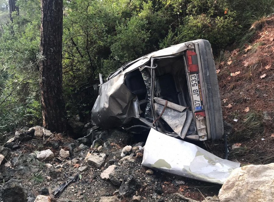 Antalya'da Otomobil Şarampole Devrildi: 3 Yaralı