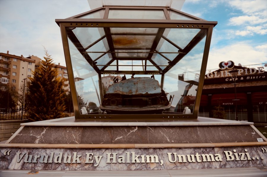 Gazeteci Yazar Uğur Mumcu'nun Otomobili Eskişehir'de Parkta Sergileniyor