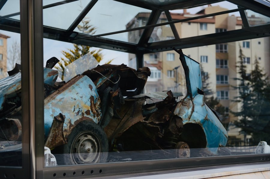 Gazeteci Yazar Uğur Mumcu'nun Otomobili Eskişehir'de Parkta Sergileniyor