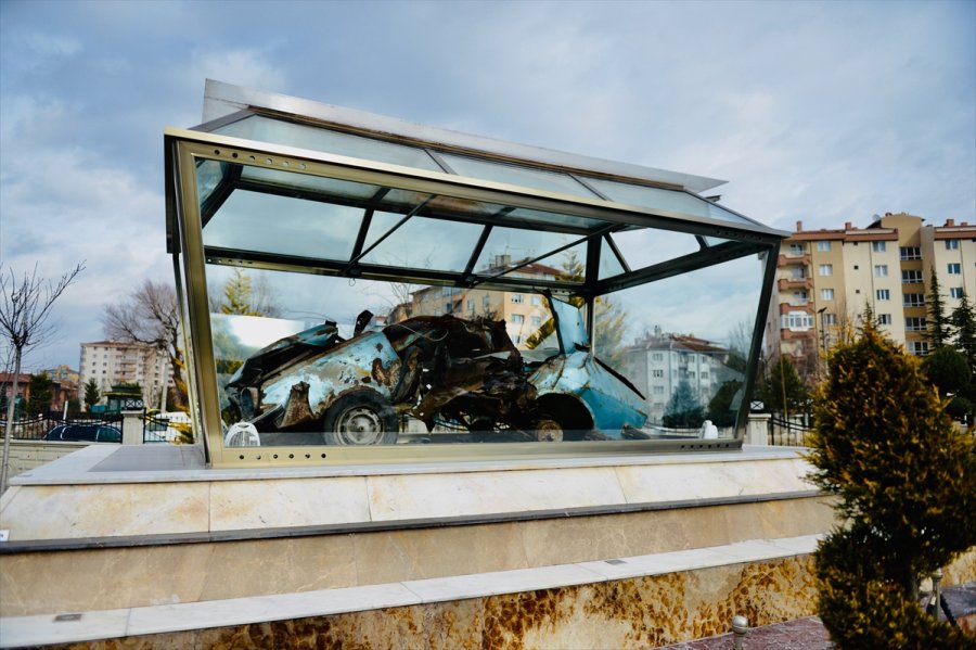 Gazeteci Yazar Uğur Mumcu'nun Otomobili Eskişehir'de Parkta Sergileniyor