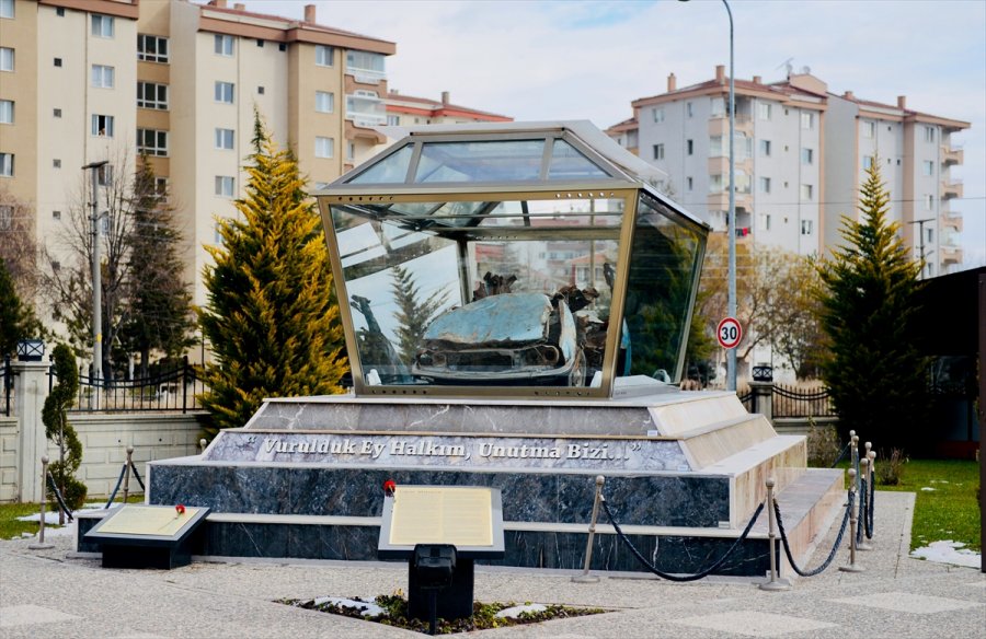 Gazeteci Yazar Uğur Mumcu'nun Otomobili Eskişehir'de Parkta Sergileniyor