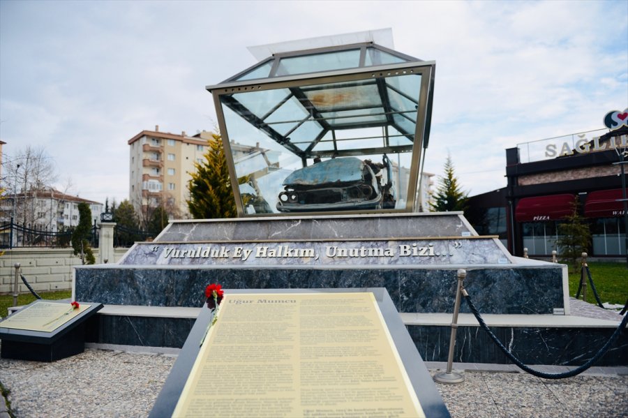 Gazeteci Yazar Uğur Mumcu'nun Otomobili Eskişehir'de Parkta Sergileniyor