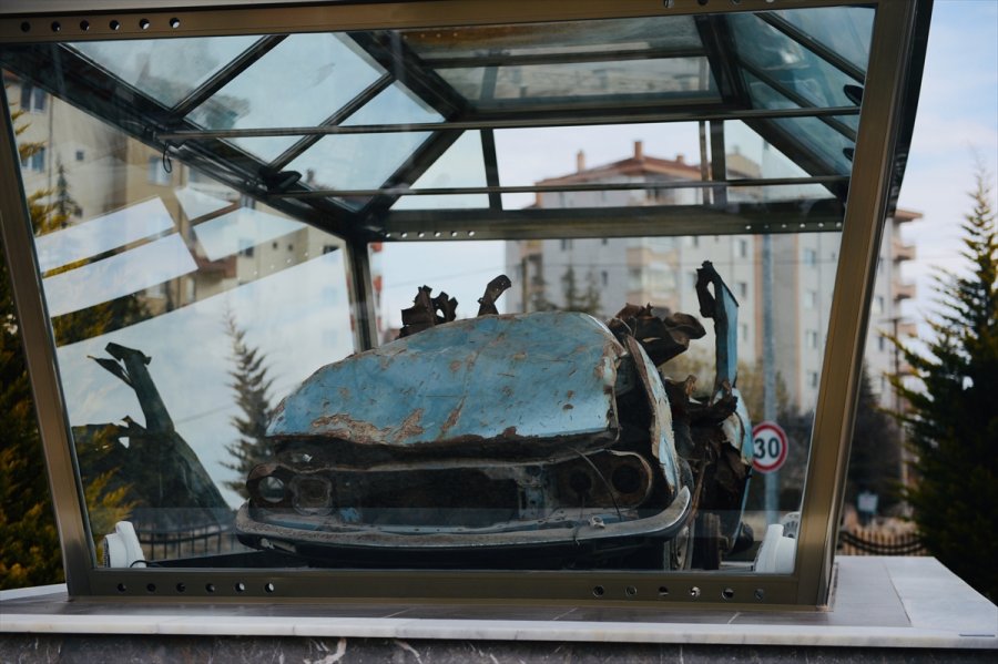 Gazeteci Yazar Uğur Mumcu'nun Otomobili Eskişehir'de Parkta Sergileniyor