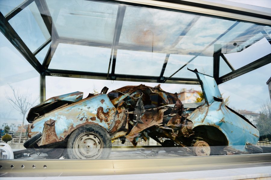 Gazeteci Yazar Uğur Mumcu'nun Otomobili Eskişehir'de Parkta Sergileniyor