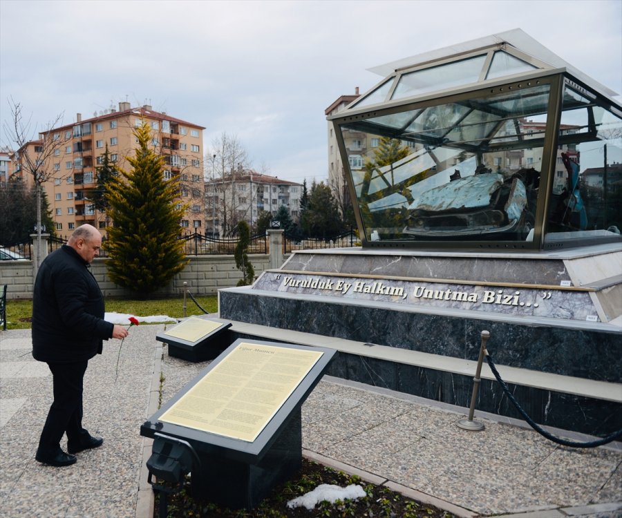 Gazeteci Yazar Uğur Mumcu'nun Otomobili Eskişehir'de Parkta Sergileniyor