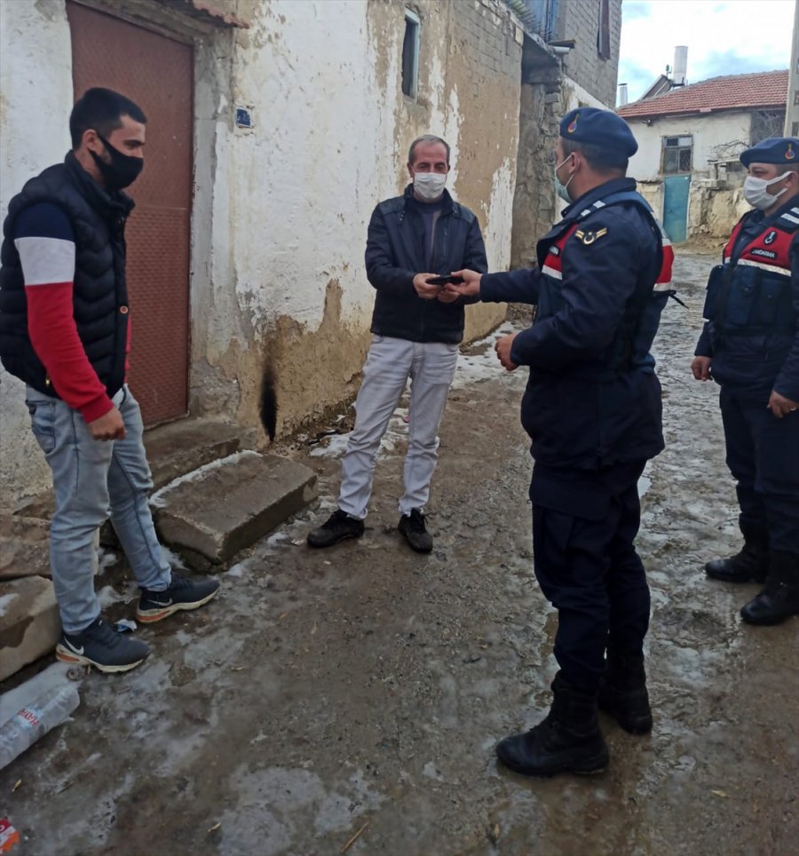 Jandarma Ekipleri Yolda Buldukları Cüzdanı Sahibine Teslim Etti