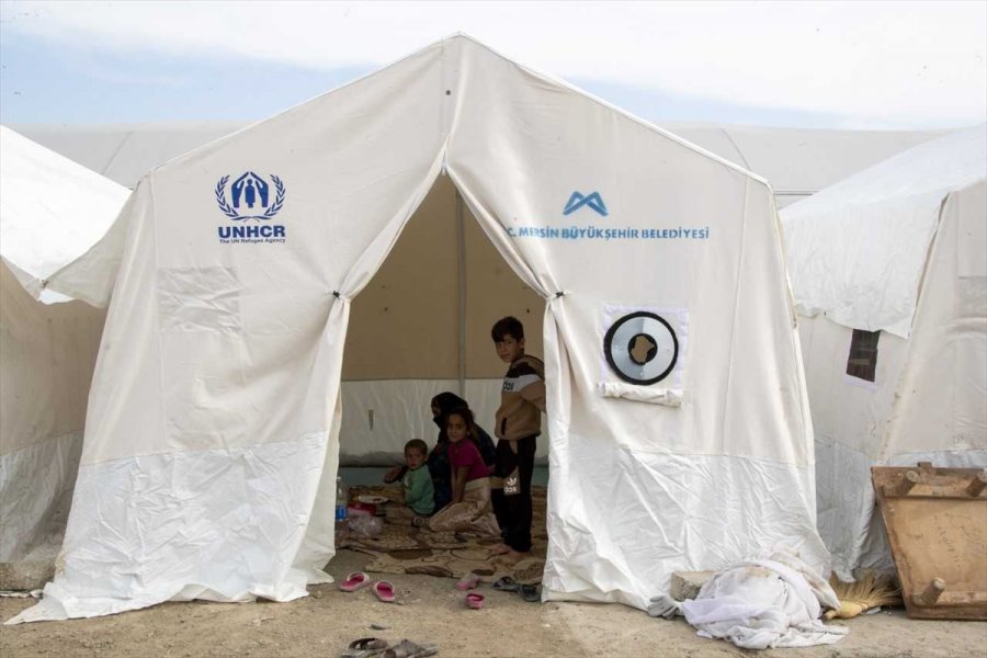 Mersin'de Mevsimlik Tarım İşçilerinin Çadırları Yenilendi