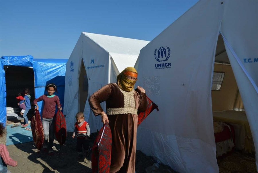 Mersin'de Mevsimlik Tarım İşçilerinin Çadırları Yenilendi