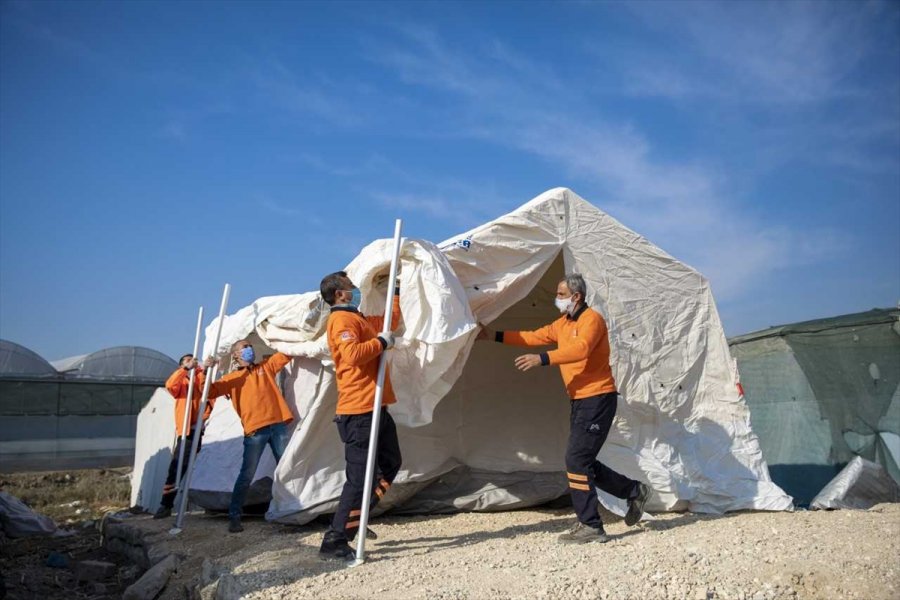 Mersin'de Mevsimlik Tarım İşçilerinin Çadırları Yenilendi