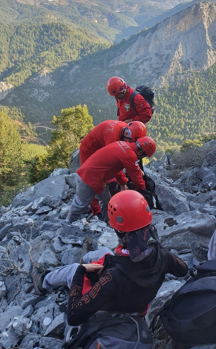 Mersin'de Yamaçta Mahsur Kalan İki Keçi Kurtarıldı