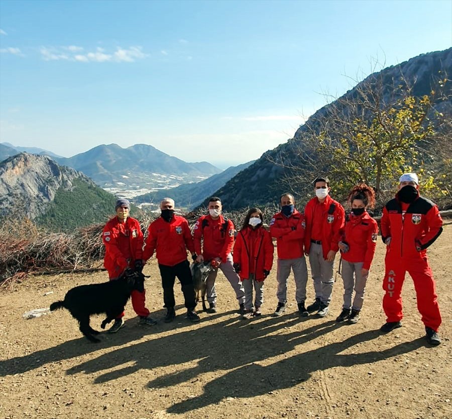 Mersin'de Yamaçta Mahsur Kalan İki Keçi Kurtarıldı