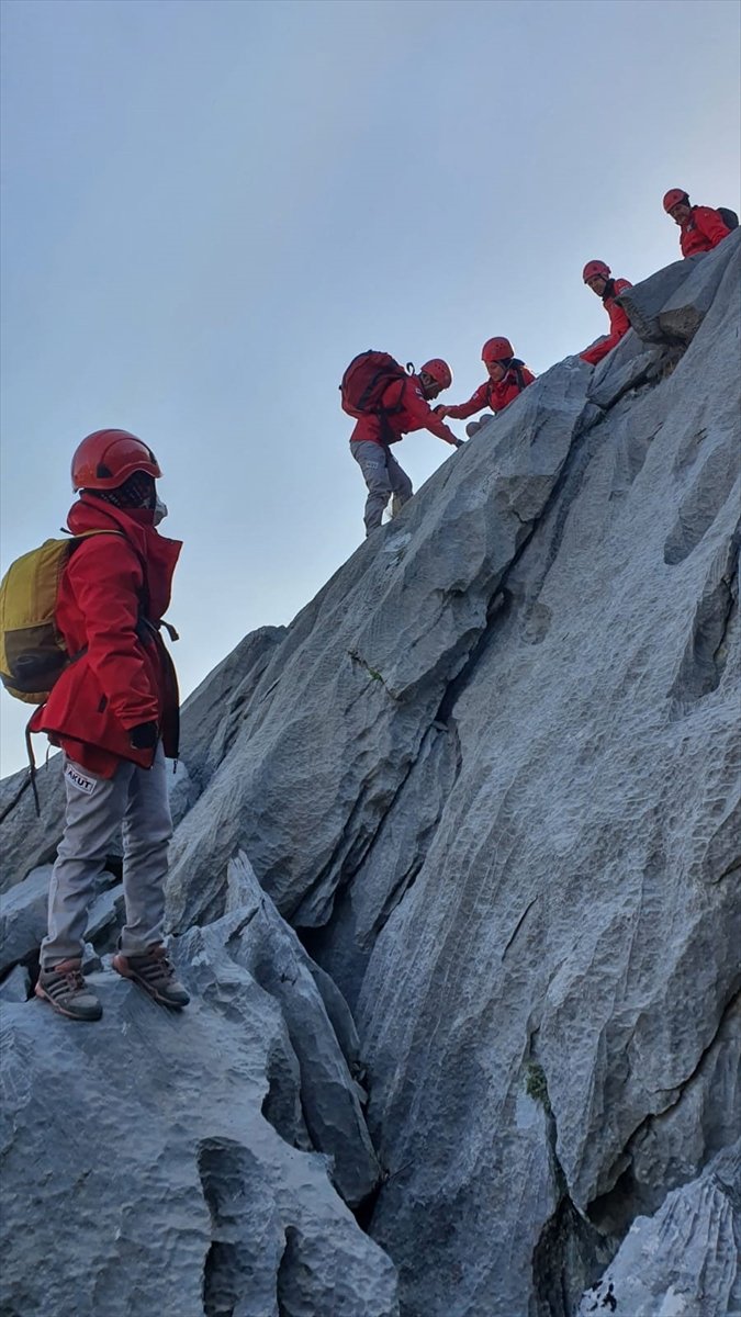 Mersin'de Yamaçta Mahsur Kalan İki Keçi Kurtarıldı