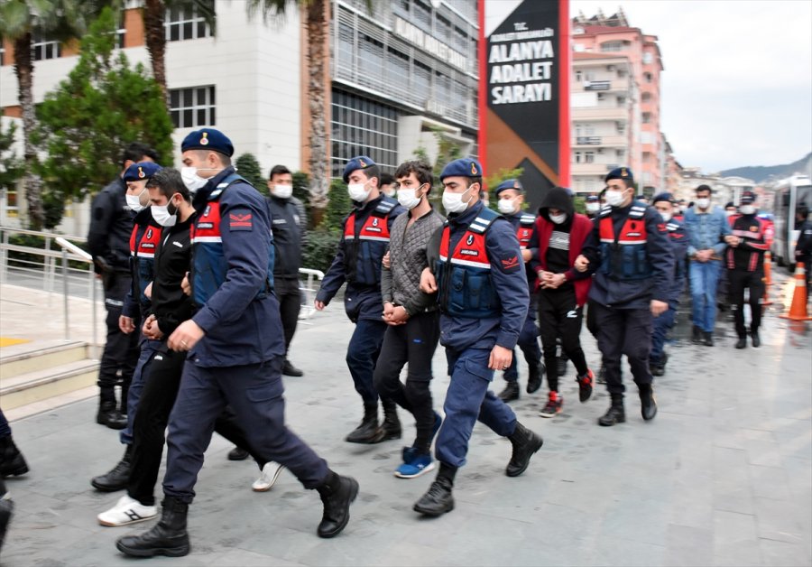 Antalya'da Uyuşturucu Operasyonunda Yakalanan 42 Şüpheliden 25'i Adliyede