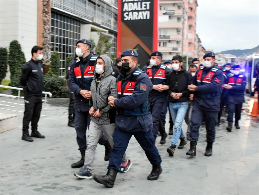 Antalya'da Uyuşturucu Operasyonunda Yakalanan 42 Şüpheliden 25'i Adliyede