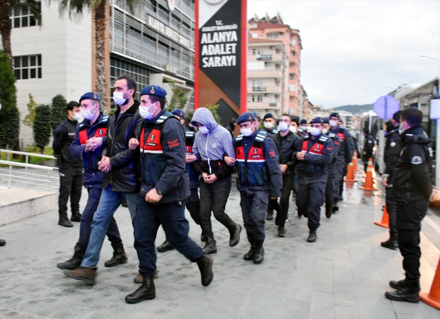 Antalya'da Uyuşturucu Operasyonunda Yakalanan 42 Şüpheliden 25'i Adliyede
