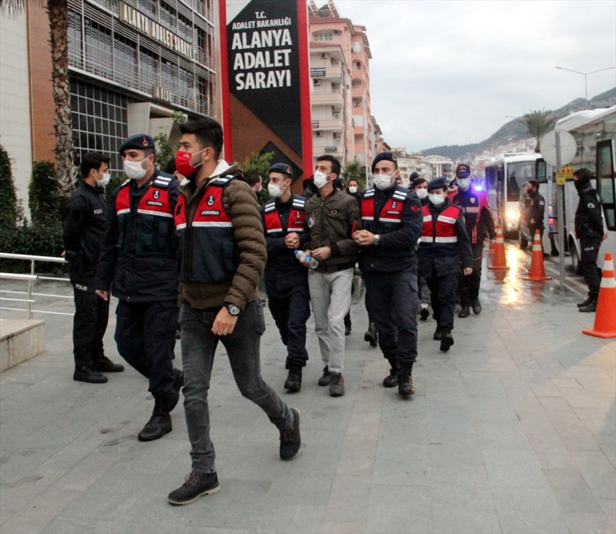 Antalya'da Uyuşturucu Operasyonunda Yakalanan 42 Şüpheliden 25'i Adliyede