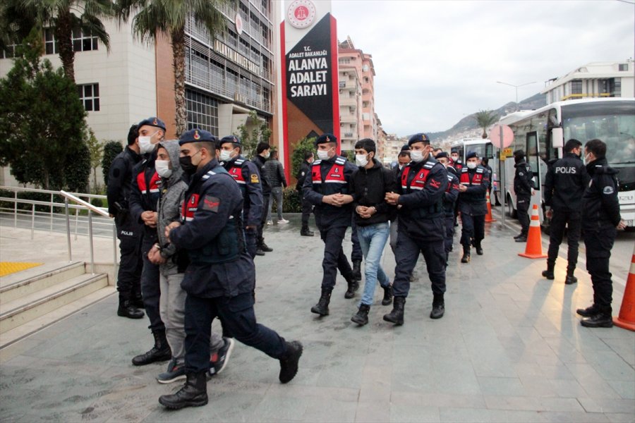 Antalya'da Uyuşturucu Operasyonunda Yakalanan 42 Şüpheliden 25'i Adliyede