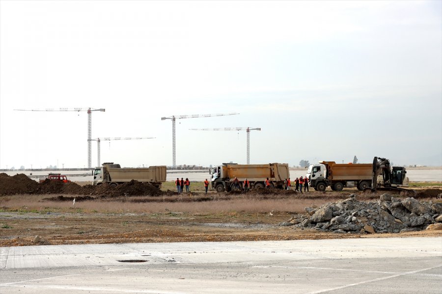 Hazine Ve Maliye Bakanı Elvan, Yapımı Süren Çukurova Havalimanı'nı İnceledi