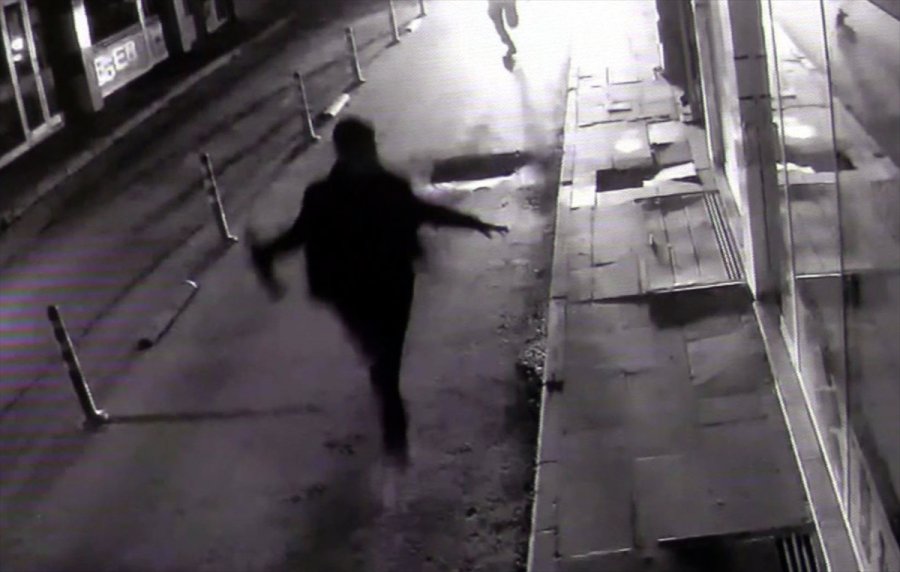 Kısıtlamayı İhlal Ederek Pompalı Tüfekle Polisten Kaçan Zanlının Yakalanma Anı Güvenlik Kamerasında