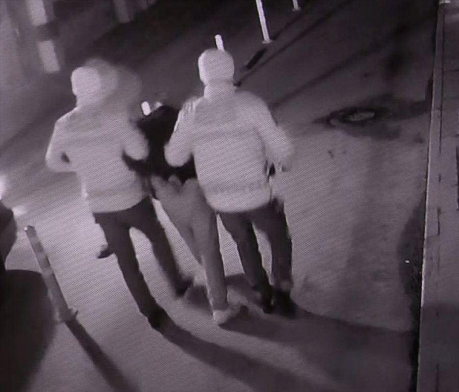 Kısıtlamayı İhlal Ederek Pompalı Tüfekle Polisten Kaçan Zanlının Yakalanma Anı Güvenlik Kamerasında