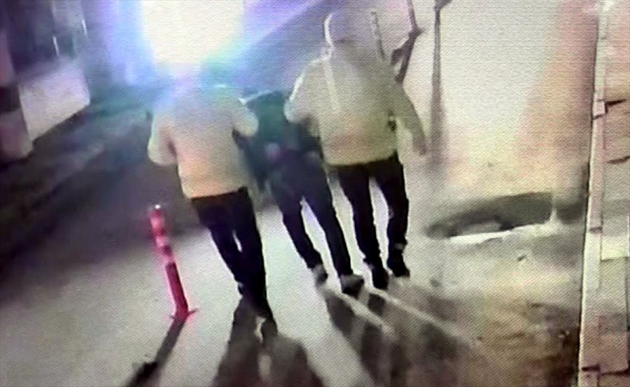 Kısıtlamayı İhlal Ederek Pompalı Tüfekle Polisten Kaçan Zanlının Yakalanma Anı Güvenlik Kamerasında