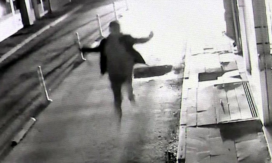 Kısıtlamayı İhlal Ederek Pompalı Tüfekle Polisten Kaçan Zanlının Yakalanma Anı Güvenlik Kamerasında