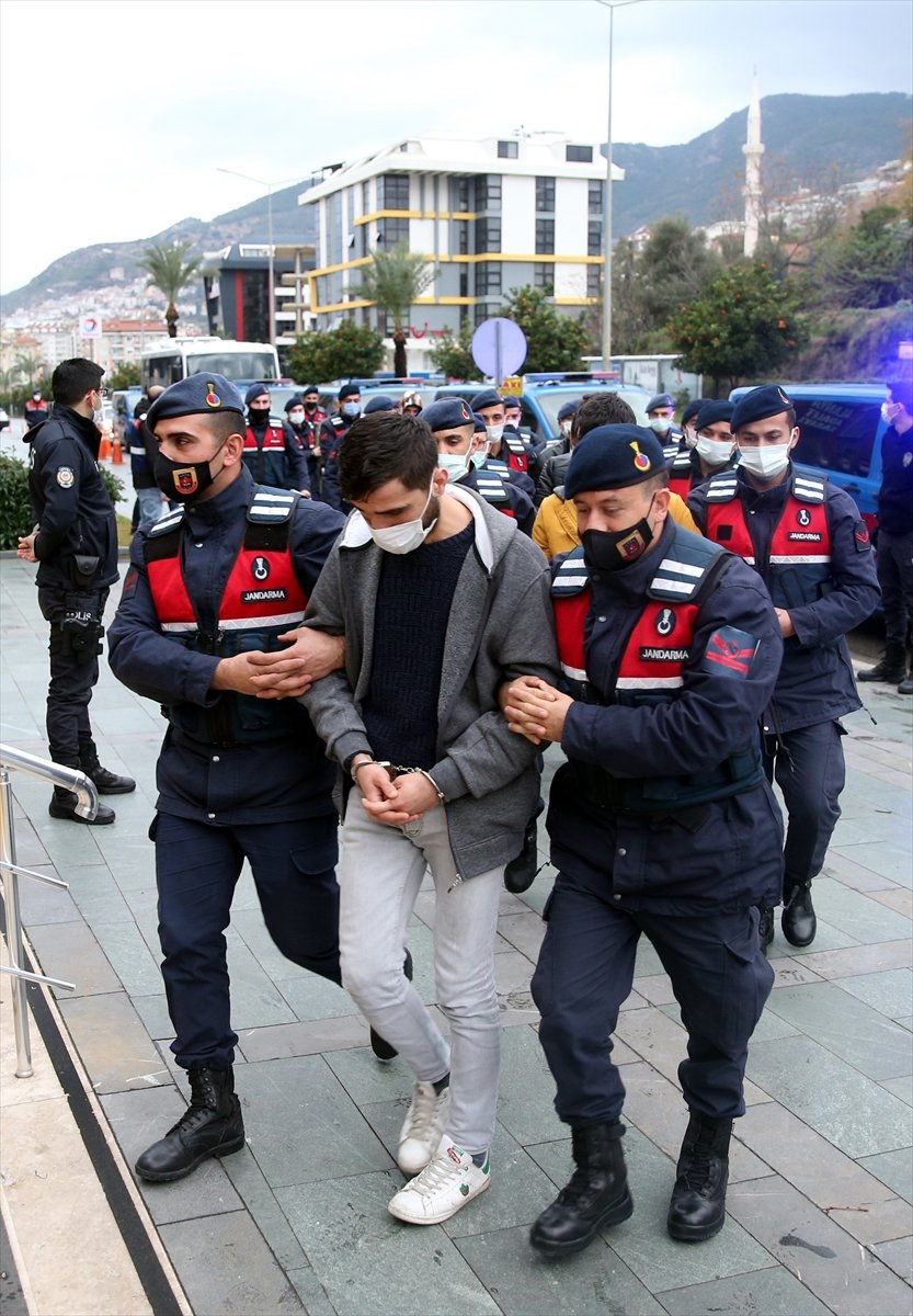Antalya'da Uyuşturucu Operasyonunda Yakalanan Şüphelilerden 20'si Adliyeye Sevk Edildi