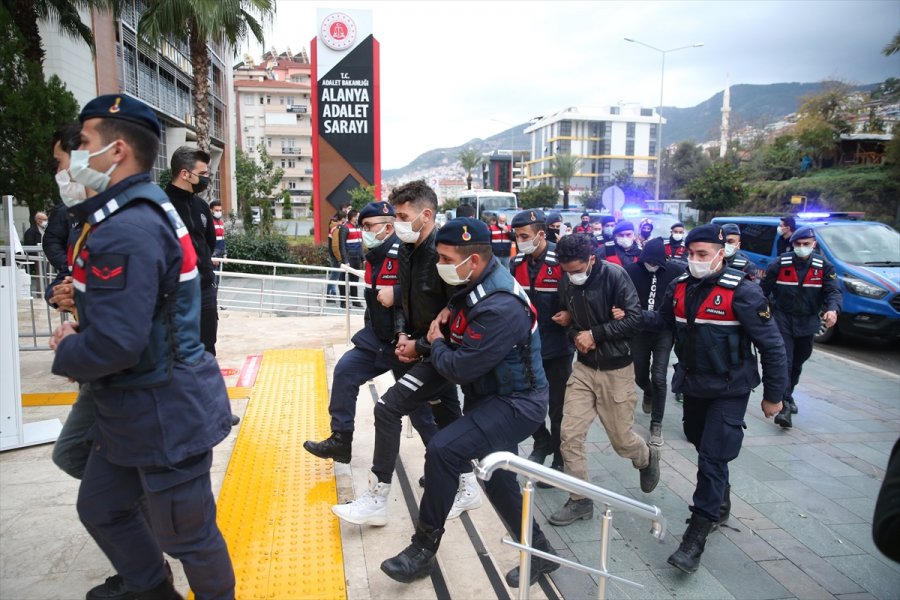 Antalya'da Uyuşturucu Operasyonunda Yakalanan Şüphelilerden 20'si Adliyeye Sevk Edildi