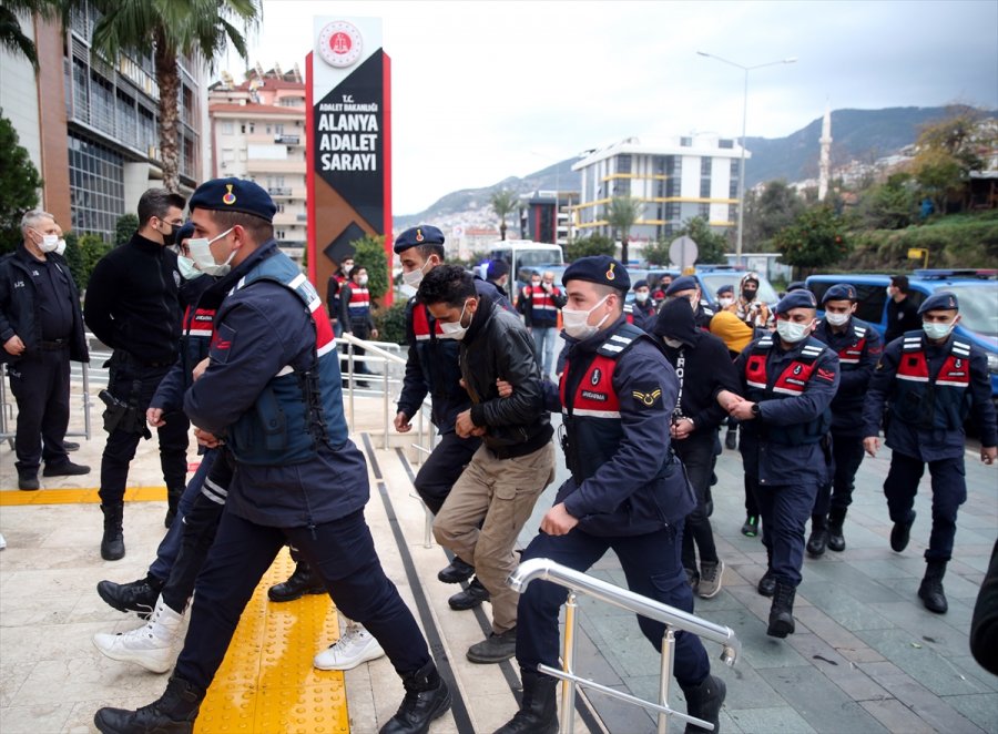 Antalya'da Uyuşturucu Operasyonunda Yakalanan Şüphelilerden 20'si Adliyeye Sevk Edildi