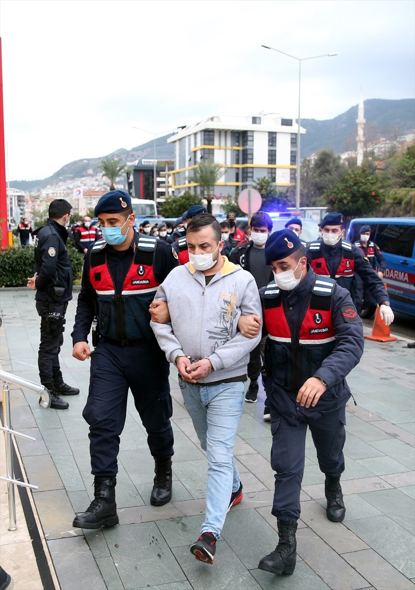 Antalya'da Uyuşturucu Operasyonunda Yakalanan Şüphelilerden 20'si Adliyeye Sevk Edildi