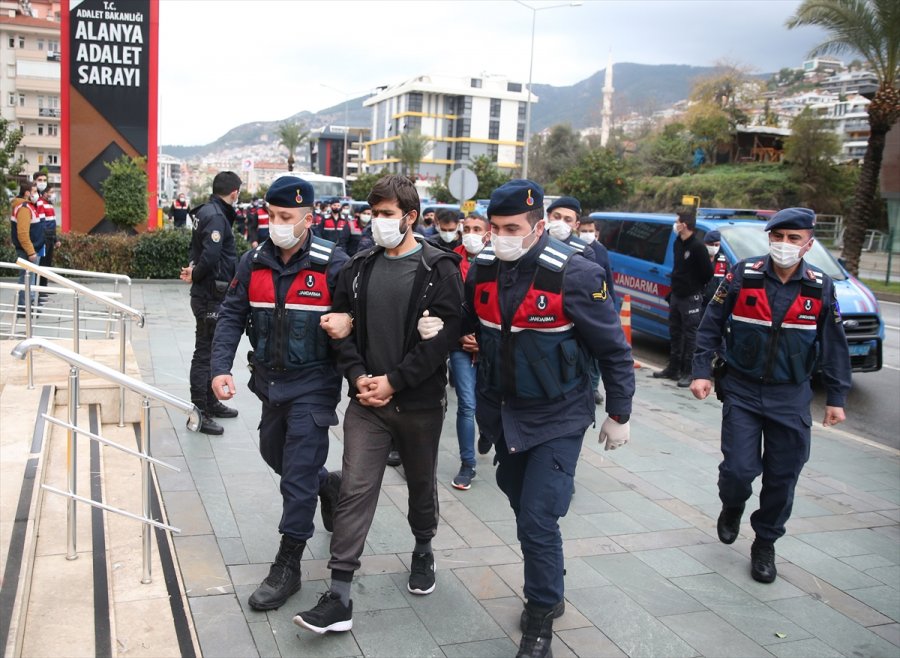 Antalya'da Uyuşturucu Operasyonunda Yakalanan Şüphelilerden 20'si Adliyeye Sevk Edildi