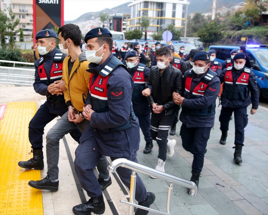 Antalya'da Uyuşturucu Operasyonunda Yakalanan Şüphelilerden 20'si Adliyeye Sevk Edildi