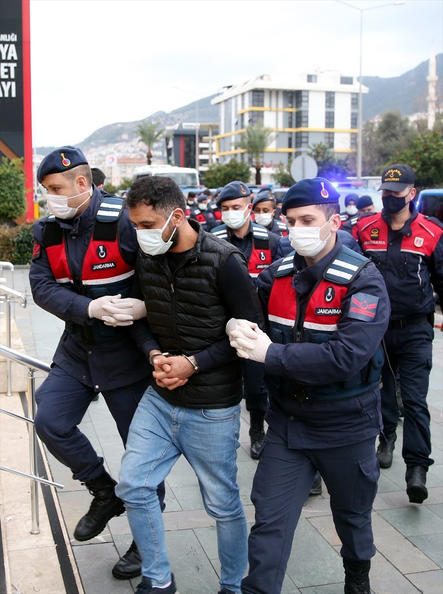 Antalya'da Uyuşturucu Operasyonunda Yakalanan Şüphelilerden 20'si Adliyeye Sevk Edildi