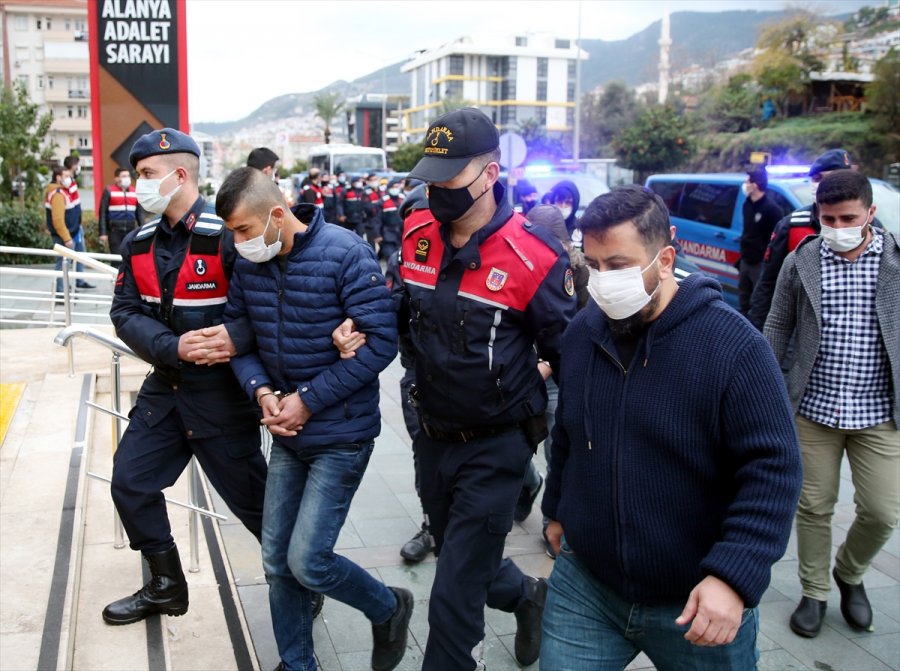 Antalya'da Uyuşturucu Operasyonunda Yakalanan Şüphelilerden 20'si Adliyeye Sevk Edildi